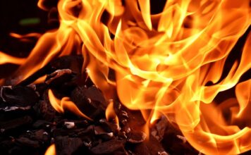 Czy w piecu na węgiel można palić drewnem?